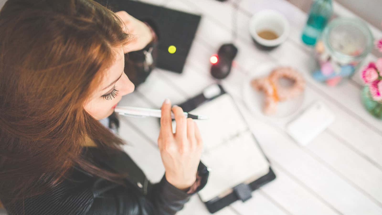 woman-hand-desk-office-min